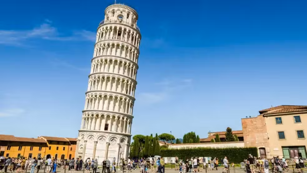 Por que a Torre de Pisa — e outras construções pelo mundo — inclinam mas não caem?