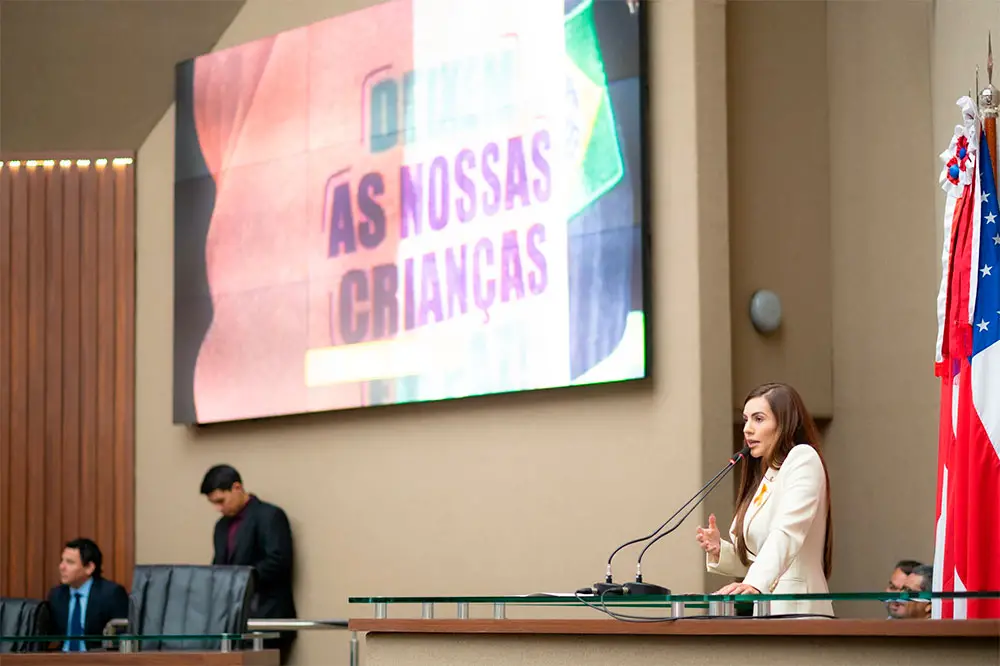 Débora Menezes reúne mais de 110 leis e consolida atuação voltada à proteção de crianças e adolescentes no Amazonas