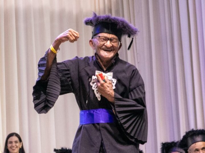 Aos 94 anos, idoso órfão desde pequeno se forma, realiza sonho e emociona plateia