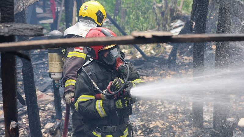 Idosa morre carbonizada após incêndio destruir casa no Careiro da Várzea