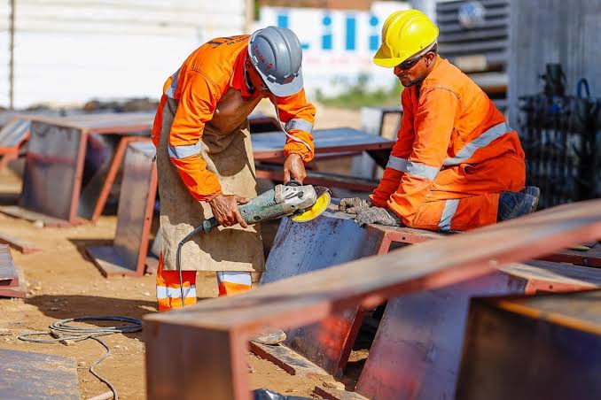Trabalhadores da construção civil rejeitam reajuste de 6% e decretam greve em Manaus