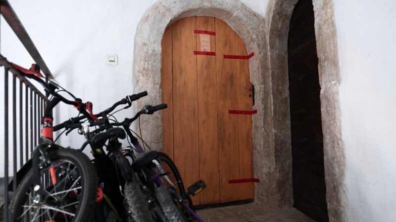 Mulher é presa na França por manter cinco bebês mortos em casa