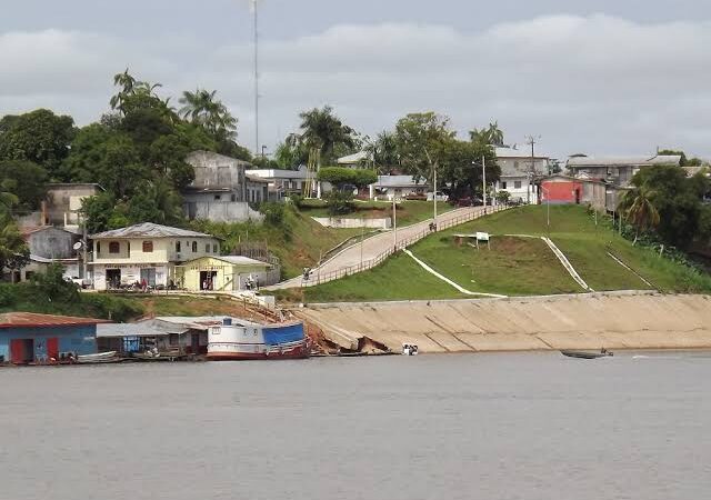 Santo Antônio do Içá declara emergência após erosão atingir casas e ruas