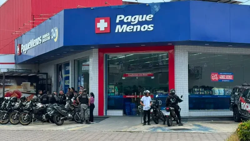 Assaltante é capturado pela polícia enquanto ameaçava funcionários de farmácia com facão em Manaus