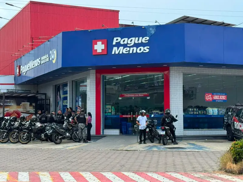 Assaltante é capturado pela polícia enquanto ameaçava funcionários de farmácia com facão em Manaus