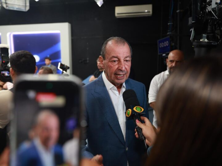 No primeiro debate, Omar destaca mudança com experiência e apresenta plano para reorganizar serviços públicos