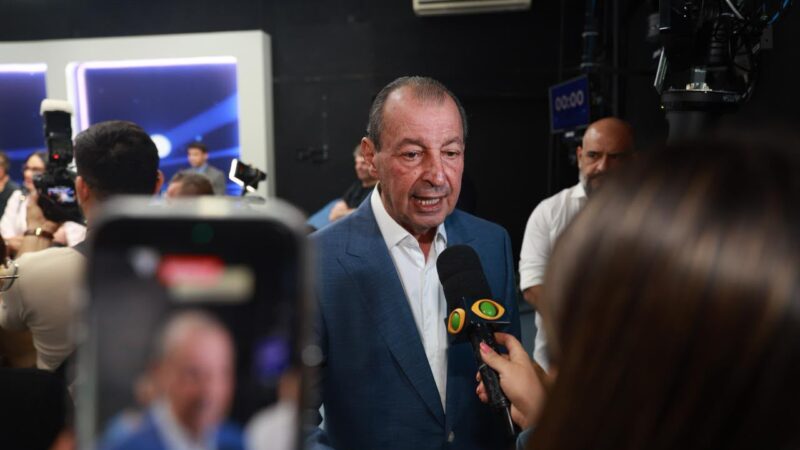 No primeiro debate, Omar destaca mudança com experiência e apresenta plano para reorganizar serviços públicos