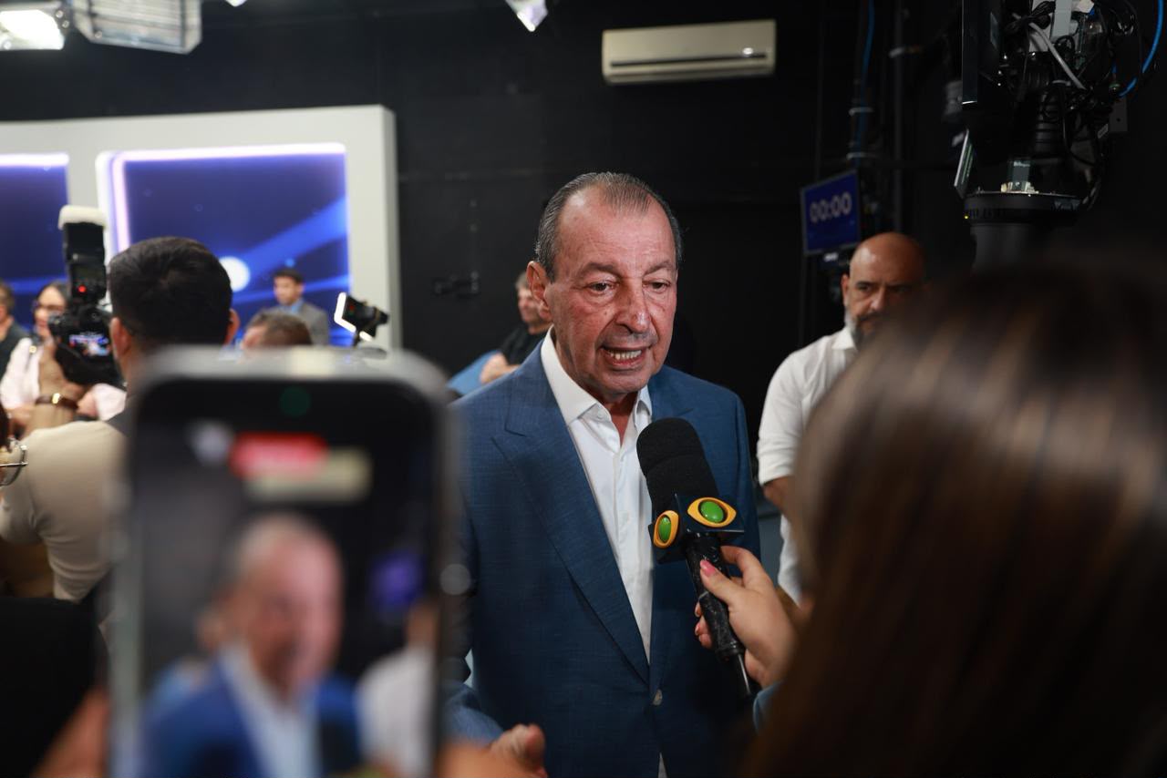 No primeiro debate, Omar destaca mudança com experiência e apresenta plano para reorganizar serviços públicos