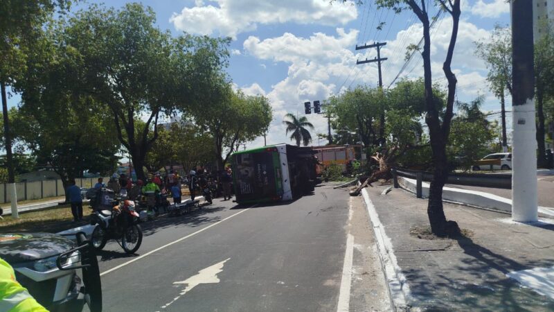 Ônibus da linha 221 capota e deixa 19 feridos na Av. São Jorge